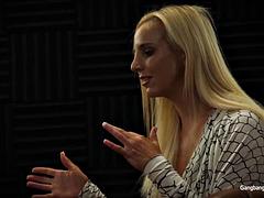 ブロンド, エロ熟女, 中出し, イく瞬間, 顔射, 乱交, 手コキする, ハードコア