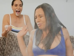 Brunette brune, Doigter, Embrassement, Lesbienne, Masturbation, Chatte, Dénudage, Adolescente