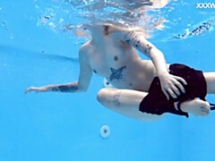 Amateur, Petite amie, Hd, Seins naturels, Public, Tatouage, Adolescente, Nénés