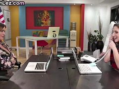 Arschlecken, Tussi, Dildo, Lesbisch, Milf, Büro, Tätowierung, Flotter dreier