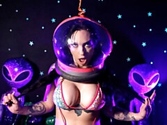 Leie, Grosser arsch, Grosse titten, Braunhaarige, Masturbation, Milf, Entkleiden, Spielzeuge