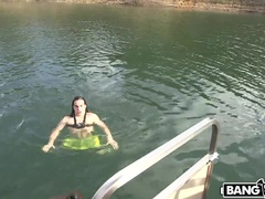 Grosser arsch, Braunhaarige, Spermaladung, Aufs gesicht abspritzen, Hardcore, Latina, Flotter dreier, Titten