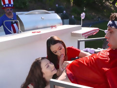 Gros seins, En levrette, Faciale, Doigter, Léchez, Mère que j'aimerais baiser, Piscine, Nénés