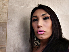 Bikini, Brunette brune, Talons, Hôtel, Masturbation, Mamelons, Transsexuelle, Tatouage