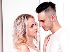 Blonde, Sucer une bite, En levrette, Rasée, Maigrichonne, Adolescente, Nénés