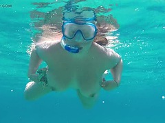Strand, Grosse titten, Braunhaarige, Europäisch, Erotischer film, Tätowierung, Titten, Unter wasser