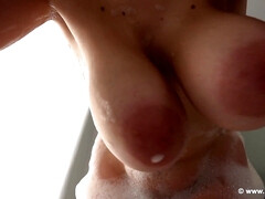 Grosse titten, Braunhaarige, Vollbusig, Natürlich, Natürlichen titten, Solo, Titten, Nass