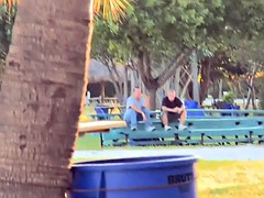 Homme nu et filles habillées