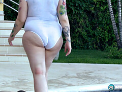 Grosser arsch, Grosse titten, Bikini, Braunhaarige, Absätze, Im freien, Pool, Tittenfick