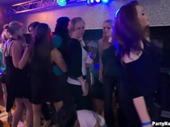 Enthousiasteling, Zwart, Blond, Hardcore, Interraciaal, Likken, Rijden, Zuigen
