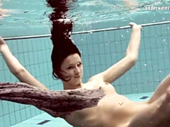Grosse titten, Frau, Pool, Öffentlich, Solo, Jungendliche (18+), Titten, Unter wasser