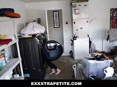 Brunette brune, Preservatif, En levrette, Jeans, Naine, Seins naturels, Adolescente, Nénés