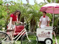 Lieveling, Pijpbeurt, Hondjeshouding, Hardcore, Likken, Natuurlijke tieten, Anaal likken, Tiener