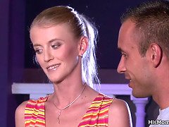 Blonde, Femme couguar, Lesbienne, Mère que j'aimerais baiser, Maman, Chatte, Belle mère, Adolescente