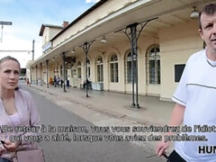 HUNT4K. Hunter rencontre une fille à la gare et attire sa maison pour du sexe