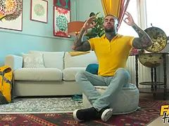 18 ans, Gros cul, Gros seins, Éjaculation interne, Hd, Orgasme, Criant, Tatouage