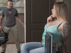 Grosser arsch, Blondine, Blasen, Hundestellung, Handjob, Milf, Tätowierung, Flotter dreier