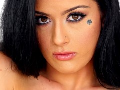 Brunette brune, Plantureuse, Seins naturels, Piercing, Softcore, Solo, Tatouage, Allumeuse