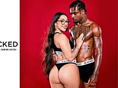 18 ans, Gros cul, Grosse bite, Sucer une bite, En levrette, Interracial, Seins naturels, Nénés