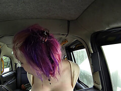 Leie, Arschlecken, Grosse titten, Auto, Hundestellung, Faustfick, Handjob, Nippel