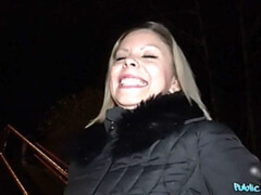 Betrug, Paar, Hundestellung, Aufs gesicht abspritzen, Handjob, Im freien, Pov, Öffentlich