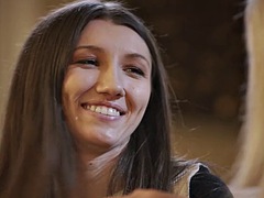 Blonde, Sucer une bite, Brunette brune, Tromperie, Doigter, Poilue, Lesbienne, Maigrichonne