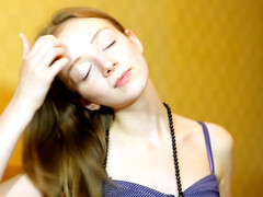 Bruinharig, Jurk, Masturbatie, Natuurlijke tieten, Slipje, Russisch, Alleen, Plagen