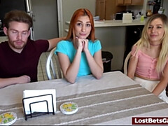 18 jaar, Pijpbeurt, Spel, Roodharige vrouw, Mager, Strippen, Tiener, Trio
