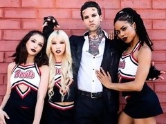 Arsch, Blasen, Braunhaarige, Gruppe, Handjob, Lecken, Rasiert, Jungendliche (18+)