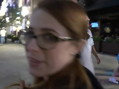 Bad, Grosse titten, Kleid, Brille, Absätze, Piercing, Zopf, Muschi