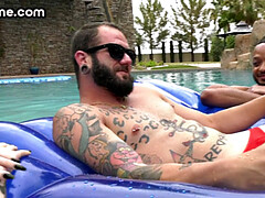 18 jaar, Anaal, Badpak, Biseksueel, Buiten, Biljart, Tatoeage, Trio