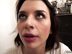 デカパイ, フェラチオ, 茶髪の, カワイイ, なめる, ショートヘア, タトゥー, オッパイの