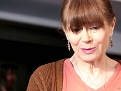 Sucer une bite, Plantureuse, Gorge profonde, Mature, Seins naturels, Piercing, Chatte, Tatouage