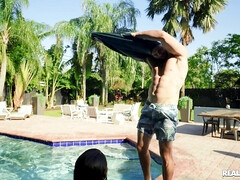 アメリカ人, ビキニ, ラティーナ, アウトドア, プール, スパンキング, タトゥー, オッパイの