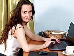 18 jaar, Enthousiasteling, Grote kont, Grote mammen, Masturbatie, Mager, Alleen, Strippen