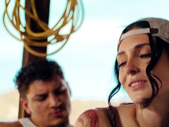 Grosse titten, Blasen, Braunhaarige, Aufs gesicht abspritzen, Lecken, Natürlichen titten, Muschi, Flotter dreier