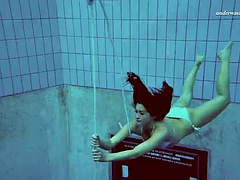 Chica, Morena, Erótico, Sexo duro, Piscina, Público, Adolescente, Bajo el agua