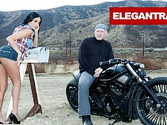 デカチン, デカパイ, バック, 指いじり, 手コキする, ハードコア, なめる, 淫乱熟女