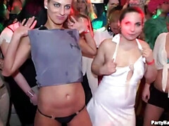 Blonde, Homme nu et filles habillées, Groupe, Hd, Interracial, Mère que j'aimerais baiser, Fête, Jarretelles