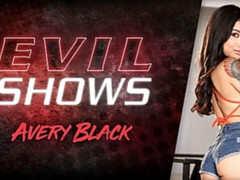 Béant, Branlette thaïlandaise, Rasée, Solo, Dénudage, Tatouage, Nénés, Jouets