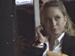 Блондинки, На публике