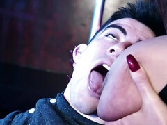 Grosser arsch, Grosse titten, Blondine, Blasen, Verein, Schwarz, Rasiert, Sich ausziehen