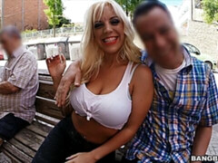 Grosser arsch, Grosser schwanz, Grosse titten, Blasen, Hundestellung, Milf, Öffentlich, Titten