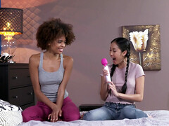 Niñera, Morena, Lesbiana, Lamidas, Tetas, Juguetes, Tren, Vibrador