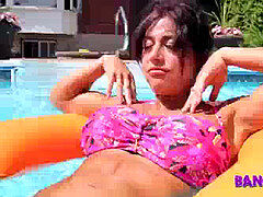 Brunette brune, Couple, Faciale, Piscine, Tabou