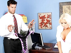 Grosser arsch, Grosse titten, Blondine, Blasen, Hundestellung, Milf, Büro, Titten