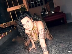 Cul, Gros cul, Noire, Sucer une bite, Brunette brune, Voiture, En levrette, Tatouage