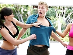 Grosse bite, Gros seins, Sucer une bite, Brunette brune, En levrette, 2 femmes 1 homme, Mère que j'aimerais baiser, De plein air