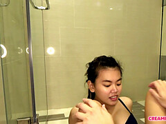 Asiatique, Salle de bains, Brunette brune, Chatte, Tatouage, Toilettes