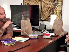 アナル, フェラチオ, 毛深い, 手コキする, ハードコア, 筋肉, オフィス, タトゥー